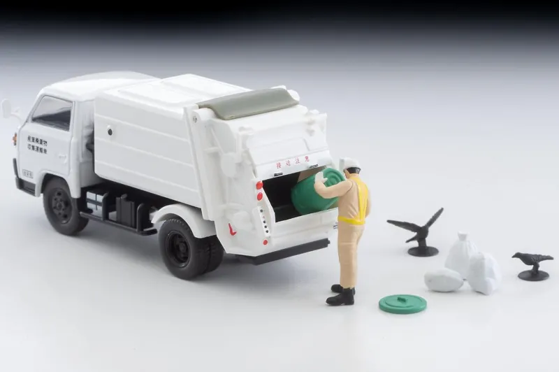 Tomytec Tomica*Tomica Limited Vintage NEO LV-N343b Fusou Canter Garbage Truck White with Figure